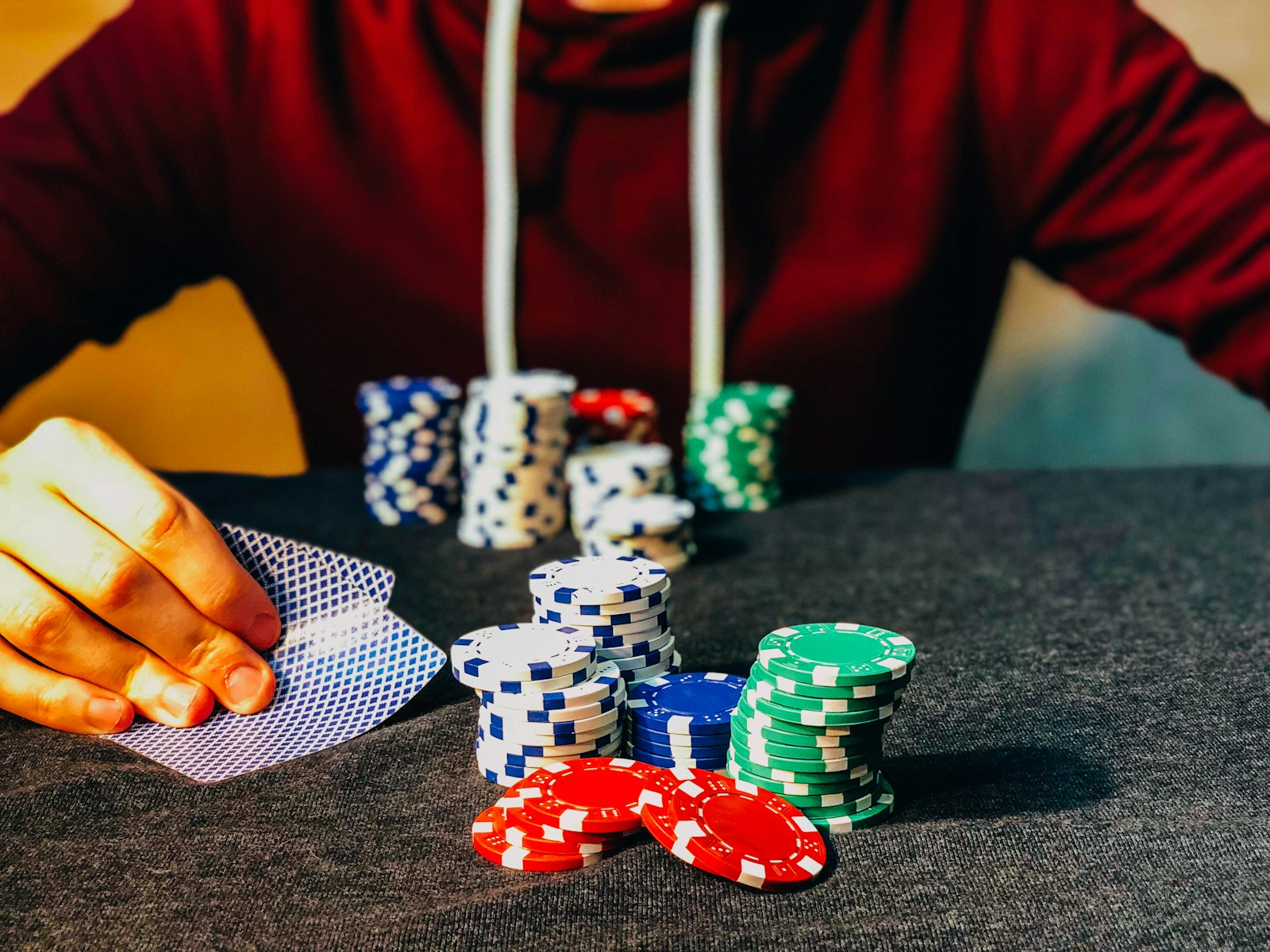 Les erreurs courantes à éviter avec une main de poker