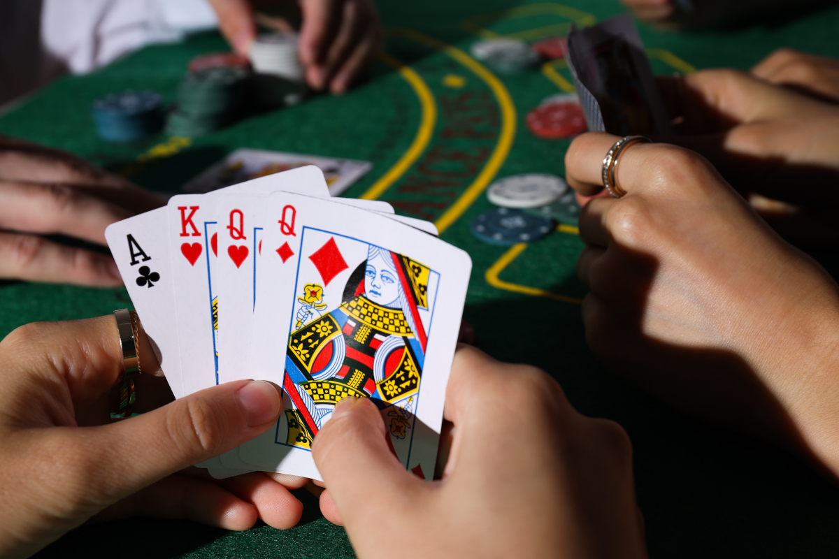 Combinaisons poker : De la paire à la quinte flush, tout ce qu&rsquo;il faut savoir